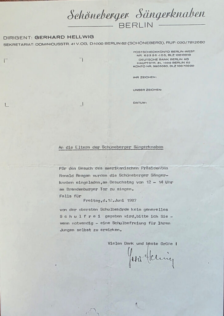 Schwarz-weißes Einladungsschreiben der Schöneberger Sängerknaben Berlin an die Eltern der Chorknaben. Das Schreiben informiert über einen Auftritt beim Besuch des amerikanischen Präsidenten Ronald Reagan am Freitag, 12. Juni 1987, von 12 bis 14 Uhr am Brandenburger Tor und bittet gegebenenfalls um Schulbefreiung. Unterzeichnet von Gerhard Hellwig.