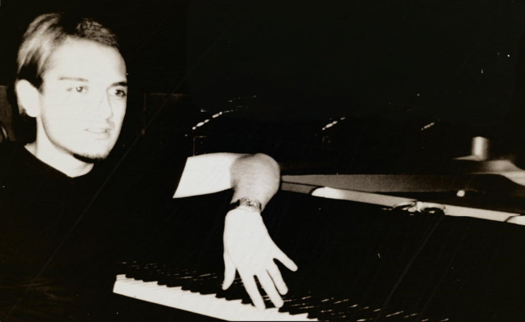 Cian Lee seated at the piano after his solo concert grossness & carnality at BLAUBETON Kulturetage in Berlin in 1998.