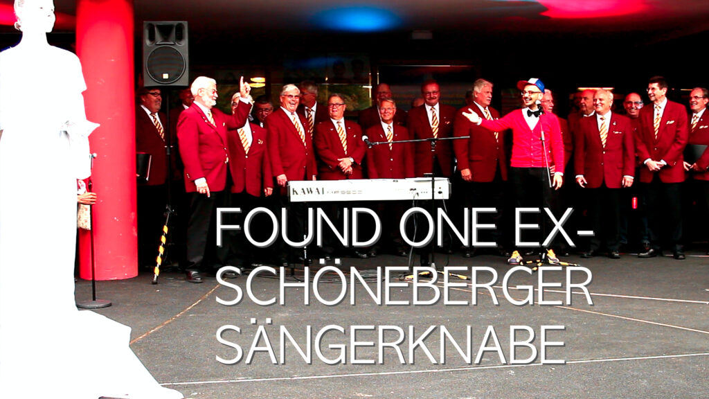 Bastian Lee Jones singing with former Schöneberger Sängerknaben during a Berlin Medley performance at URANIA.